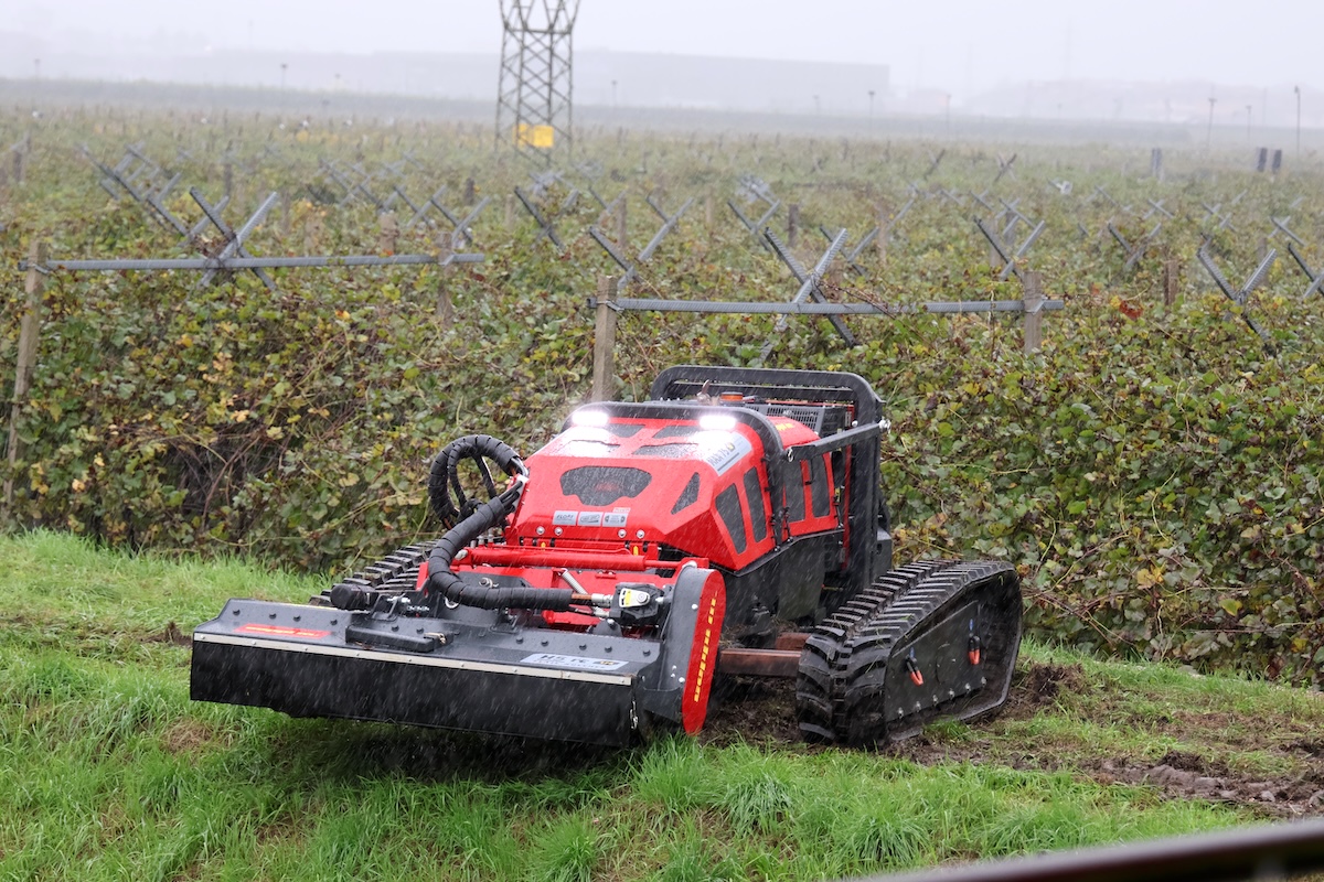 Veicolo cingolato e radiotelecomandato Seppi MAX 75 le, in dettaglio la massima estensione laterale dei cingoli